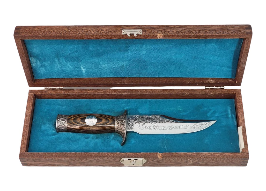 Smith & Wesson Collectors Series Don't Tread on Me Knife: A fixed clip point blade marked for Smith and Wesson on the spine and front ricasso while the back reads 0696. The blade has a mirror finish and is etched with the image of a flying eagle clutching a