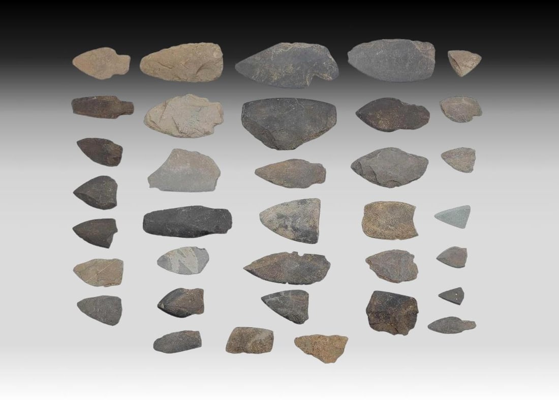 35x Eskimo Projectile Points - Spears, Harpoons & Arrows: Thirty-five projectile points for spears, harpoons, and arrows. Styles include straight and expanding stem, stemless, lanceolate with flat, convex, and concave basal edges, and other variations as pho