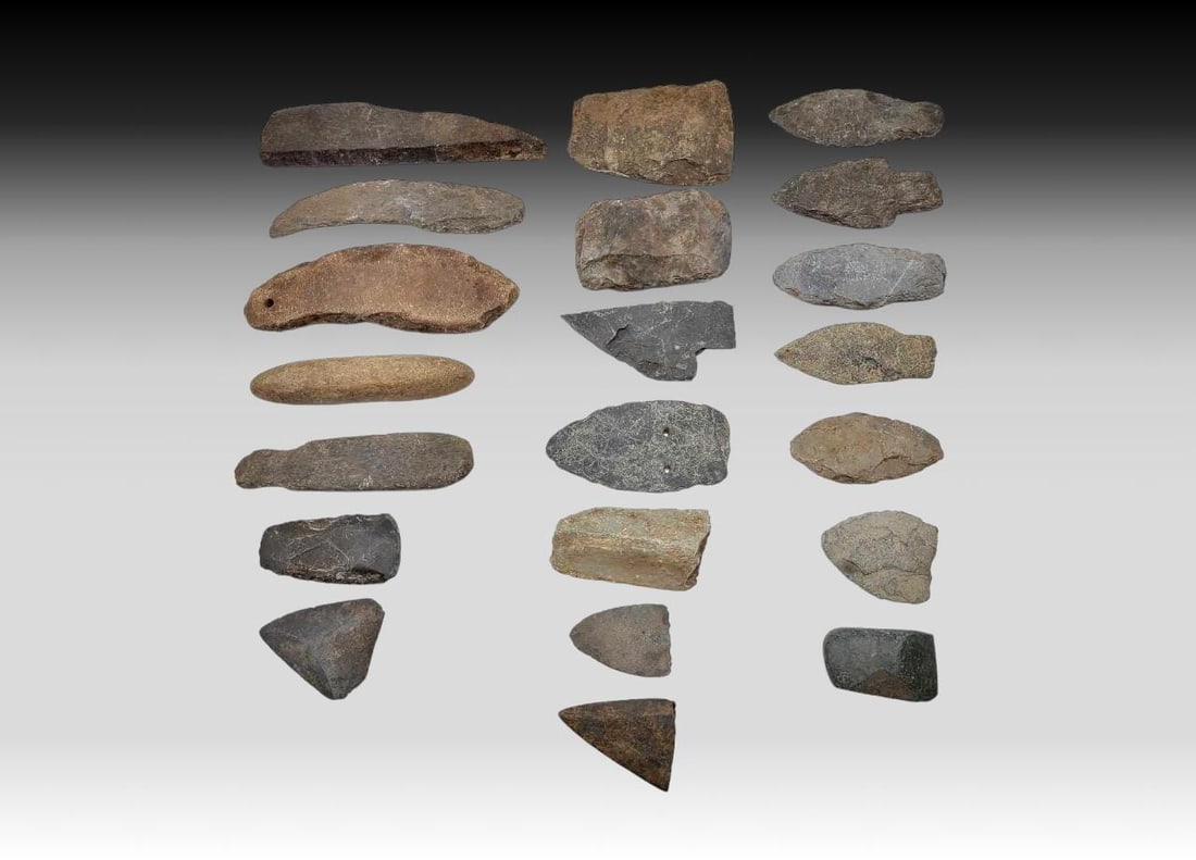 21x Eskimo Projectile Points - Spears, Harpoons & Arrows: Twenty-four projectile points for spears, harpoons, and arrows. Styles include straight and expanding stem, stemless, lanceolate with flat and convex basal edges, and other variations as photographed.