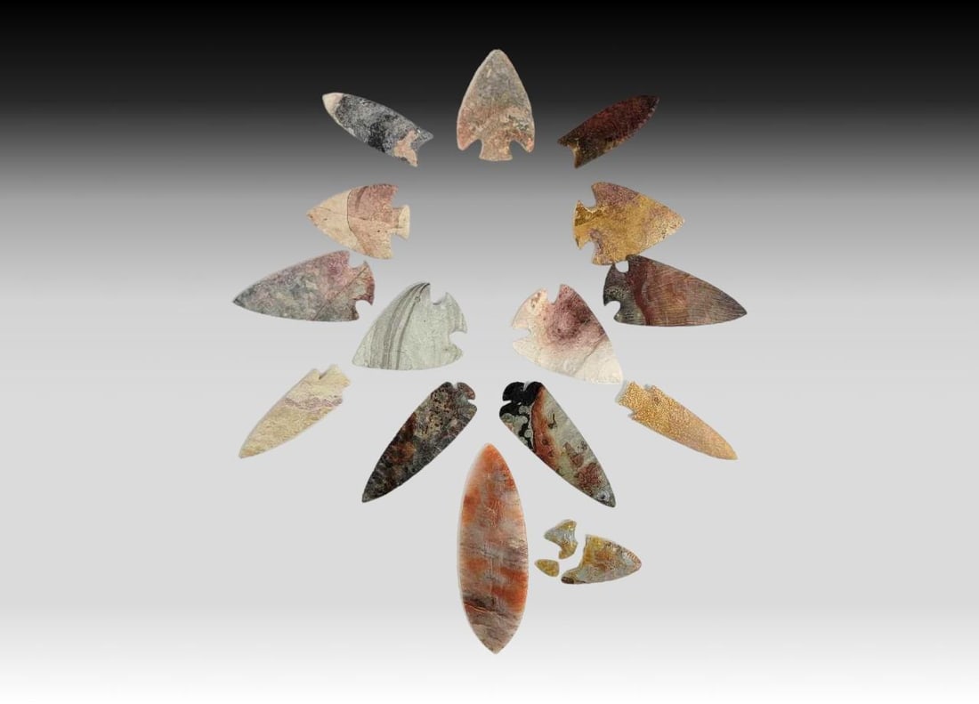 15x Contemporary Notched Points - Tim Dillard & Others: A selection of fifteen fine contemporary knapped projectile points including corner notched with expanding stems, lanceolate with concave basal edge and ovoid; one is broken as photographed; at least 