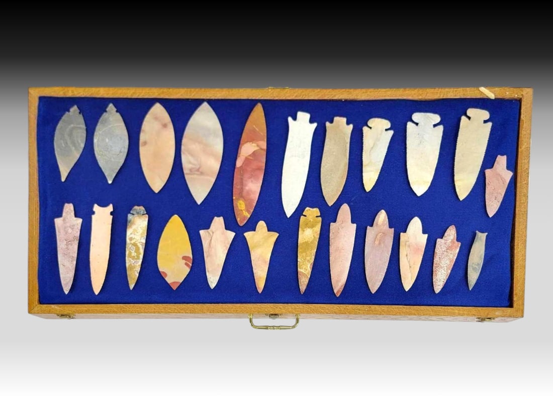 23x Contemporary Notched Points - Tim Dillard & Others: A selection of twenty-three contemporary knapped projectile points including contracting stemmed, corner notched with straight and expanding stems, ovoids with and without notches, and other variation