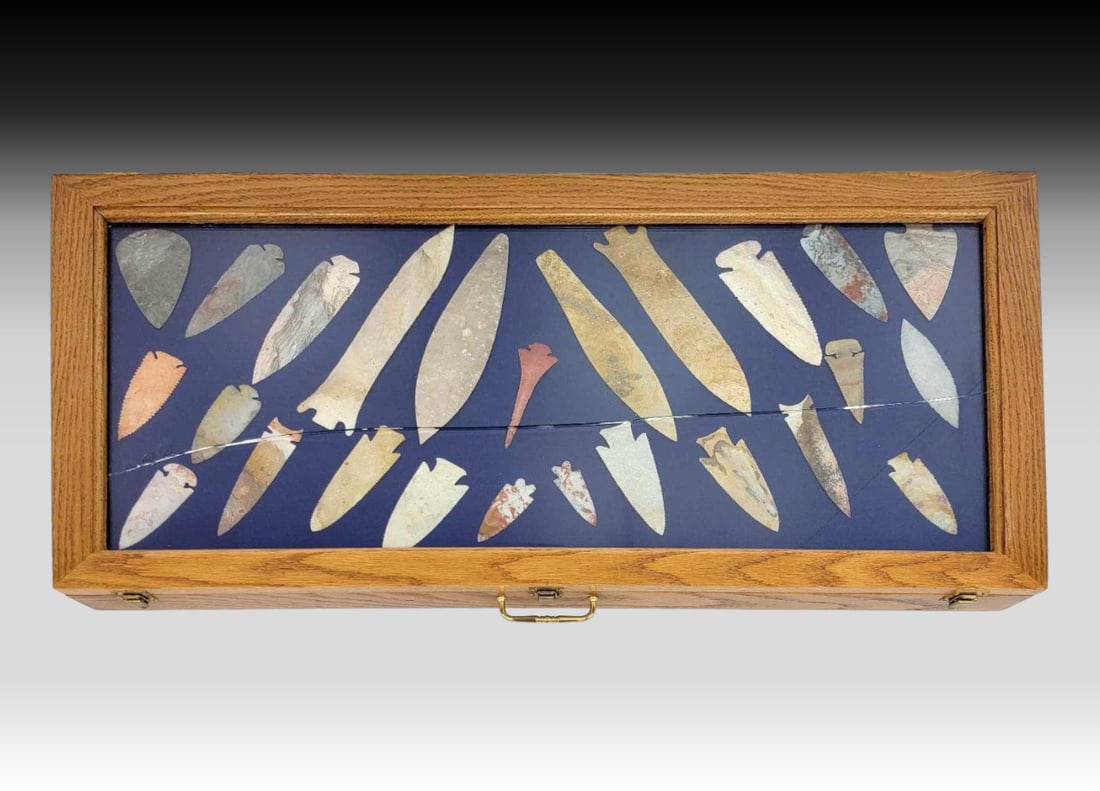 25x Contemporary Knapped Projectile Points - Tim Dillard & Others: A selection of twenty-five contemporary knapped projectile points including expanding stemmed, corner notched with expanding stems, lanceolate with flat basal edge, ovoids, triangles and other variati