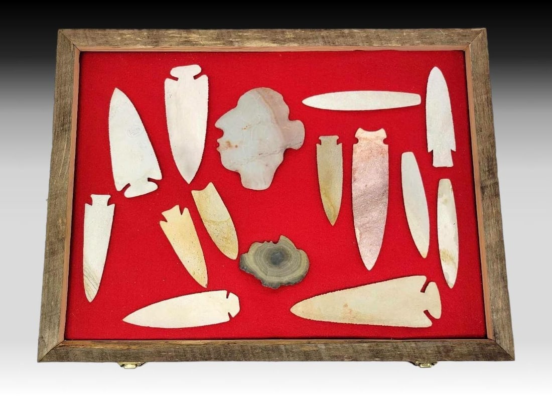14x Contemporary Knapped Projectile Points - Tim Dillard & Others: A selection of fourteen contemporary knapped projectile points including corner notched with expanding stems, lanceolate with concave and flat basal edges, and other variations as photographed; at lea