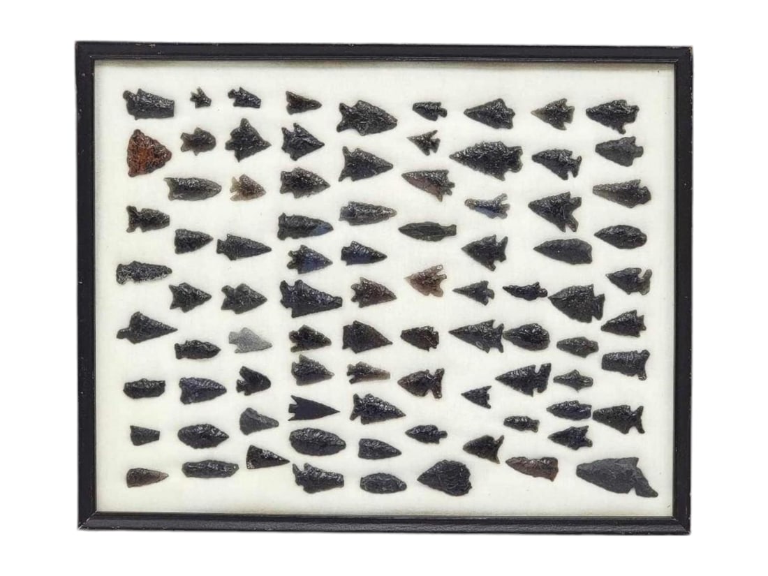 87x Native American Obsidian Arrowheads: A selection of eighty-seven Native American obsidian projectile points including corner notched with expanding stems, lanceolate with convex basal edges, and other variations as photographed. All are