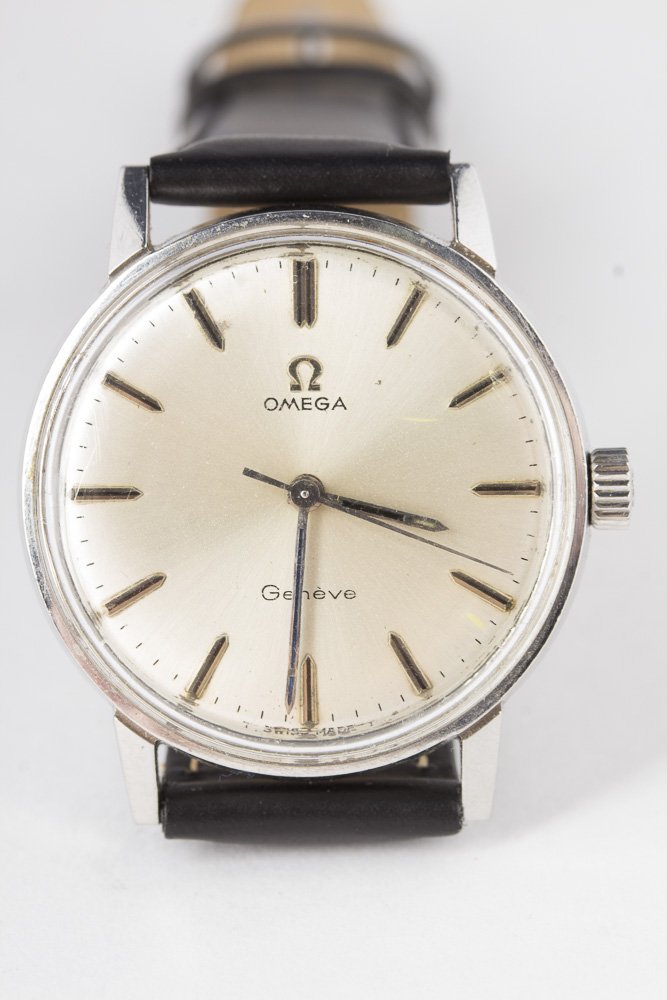 Vintage OMEGA Seamaster Geneve 17Jewel Handwind: Omega Seamaster Geneve 601 17 jewel handwind wristwatch. Swiss made. Reference #135.011. Stainless steel. Silver toned minute marks and hands on champange colored dial. 34mm case, 18mm lugs. 37.13gms