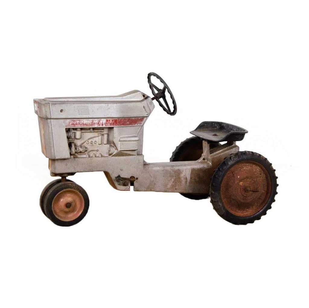 International Harvester 404 Pedal Tractor Ertl (1 of 7)