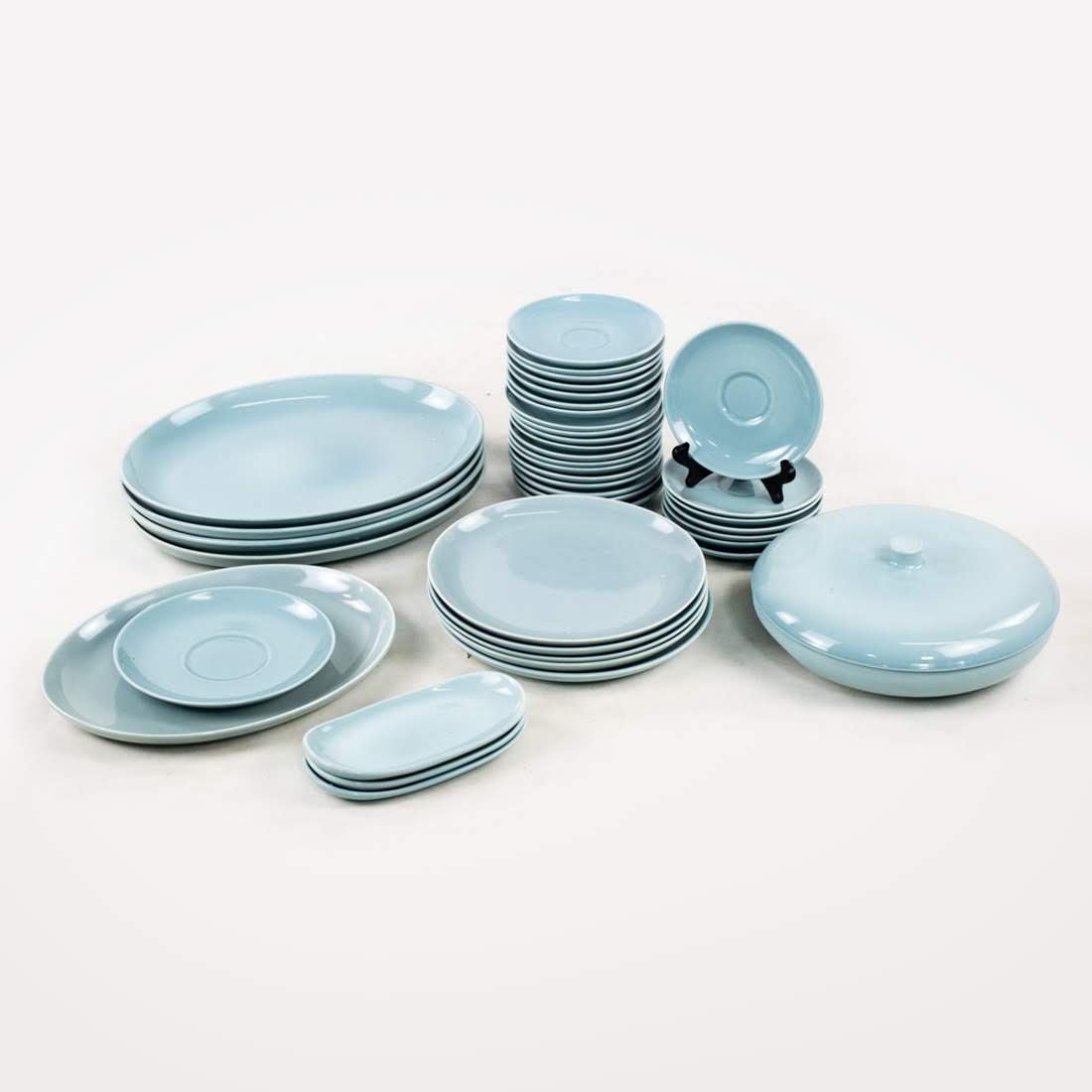 MCM 42 Piece Robin Egg Blue, Iroquois Porcelain Dining: Mid-century Modern 42 piece robin egg blue, Iroquois Porcelain Dining Set by Russel Wright. Each piece is marked on the back. Large plate // Saucer measures: 10" // 6".