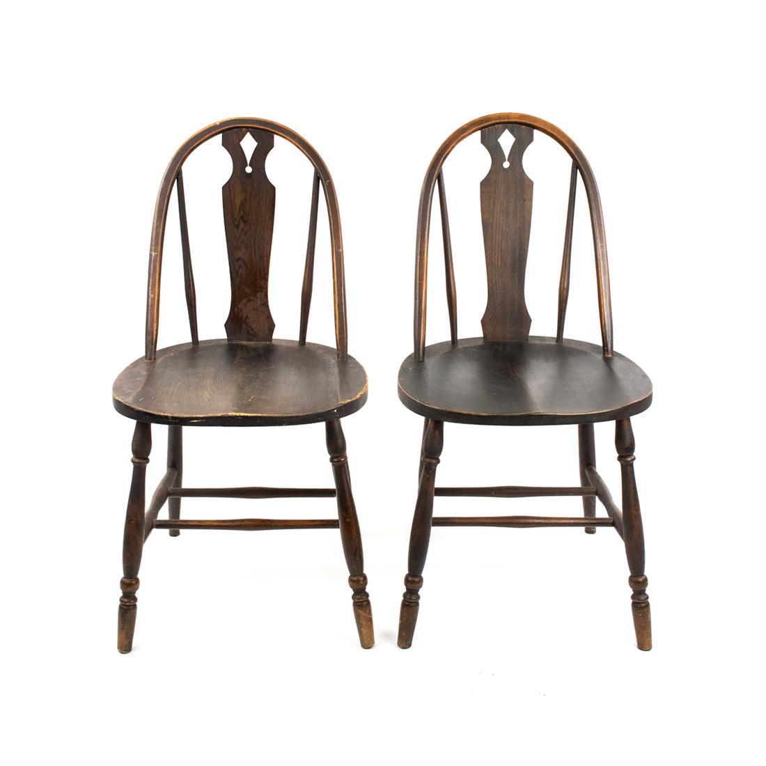 Pair of Dark Oak Windsor Keyhole Back Chairs: A pair of English Windsor Keyhole back, side chairs. Unmarked.
