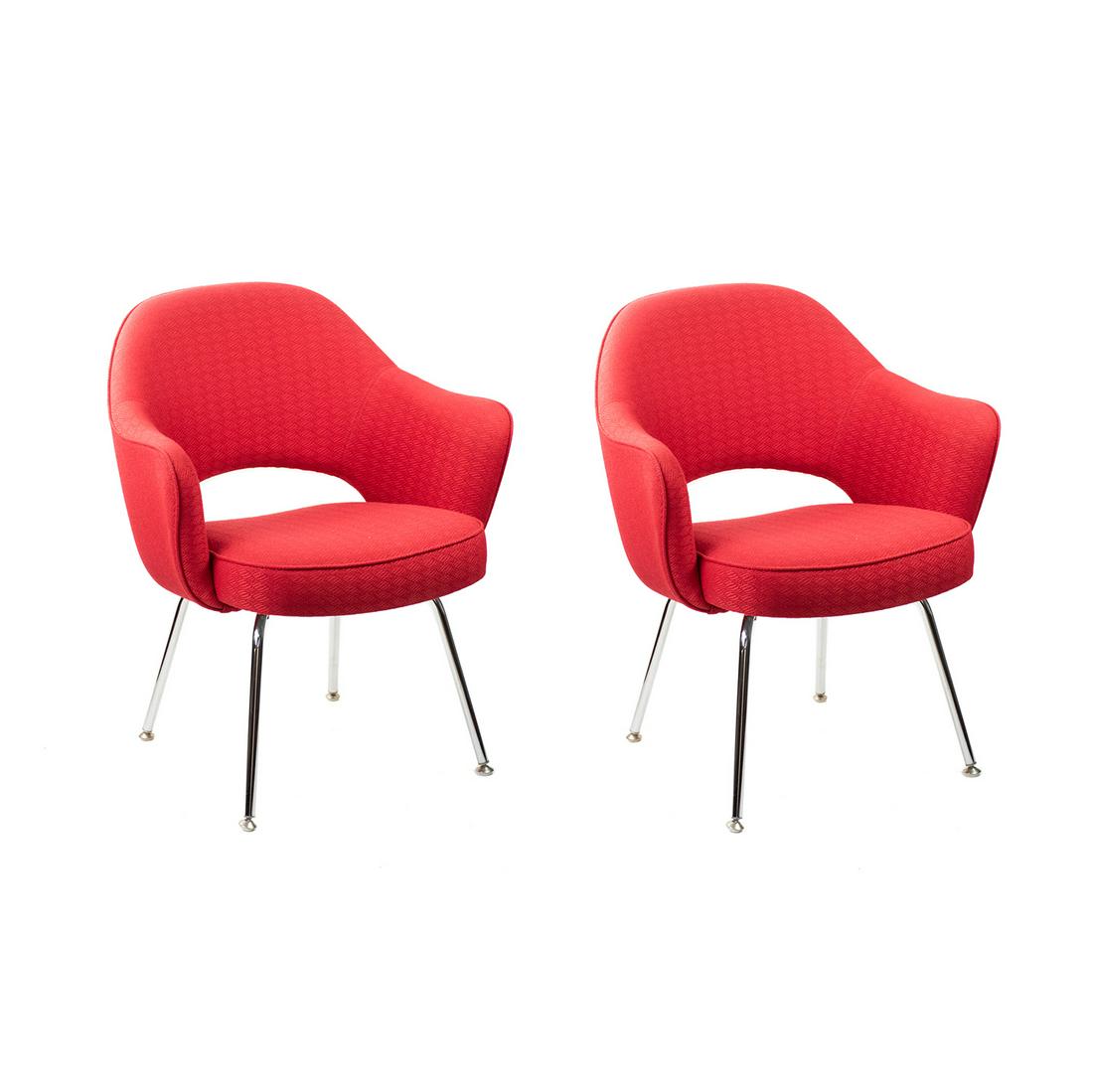 Pair of Knoll Saarinen Executive Armchairs: A pair of vintage Mid-Century Modern Knoll Saarinen Executive armchairs, each having "Crossroad Paprika" upholstery and tubular steel legs completed with a chrome finish. They are unmarked.