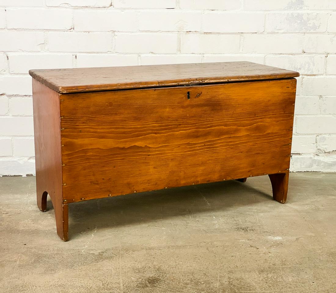 Antique Primitive Pine Chest: A primitive antique pine chest having exceptional wood grain on front. SHIPPING Atlanta Auction Gallery will not ship this lot in house. The buyer is responsible for arranging White Glove delivery, in