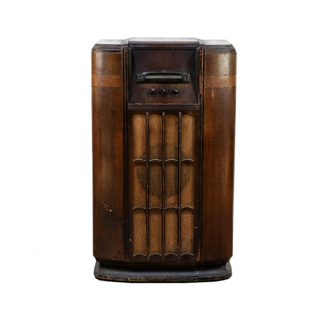 General Electric A-86 Radio Console: A General Electric radio console model A-86 circa 1930's having a broadcast reciever, 8 tubes, Alternating Current supply (AC).