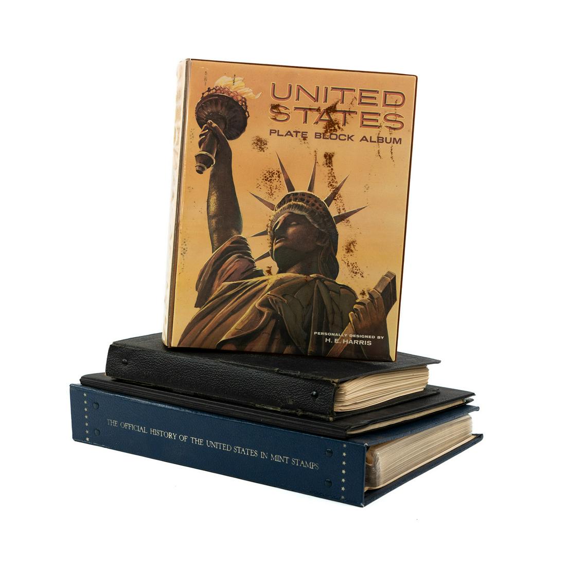 (4) US Stamp Albums Inc US Mint, American Bicentennial: A group of 4 postage stamp albums including 'The Official History of The United States in Mint Stamps' from Postmasters of America, limited edition number 6871/15,000, containing 186 mint stamps, a ne