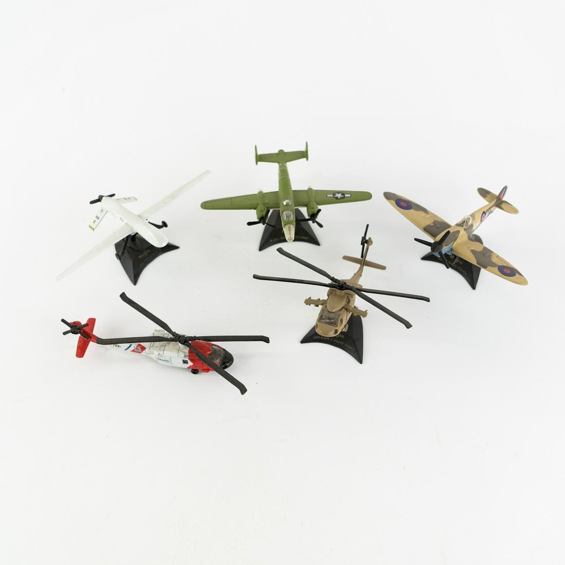 (5) Maisto Diecast Planes and Helicopters: A group of 5 Maisto diecast airplanes and helicopters including Supermarine Spitfire, B-25J airplane, HH-60J Jayhawk helicopter, RQ-1 Predator airplane, UH-60A helicopter.