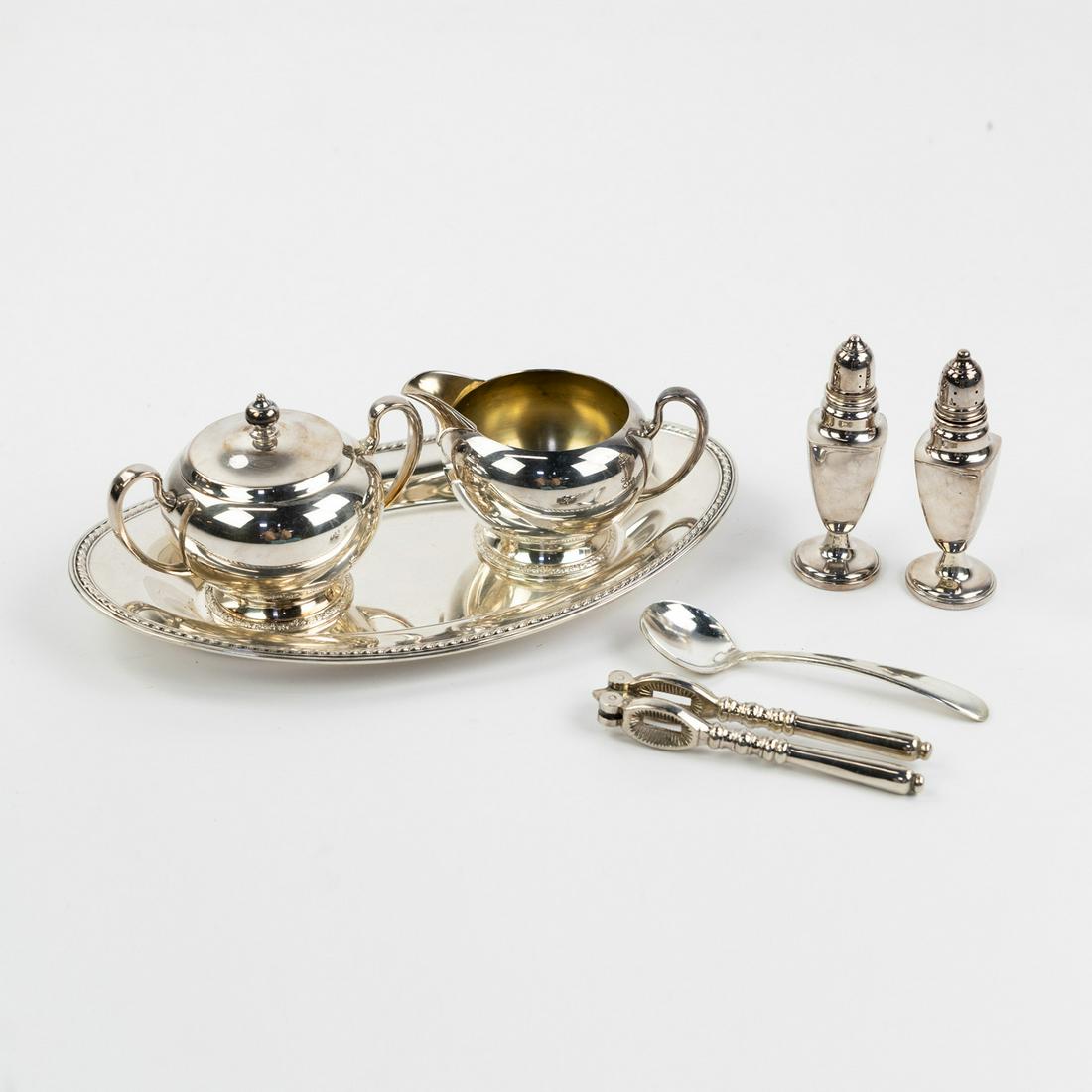 (7) Assorted Silver Plate Serveware & Tableware: A group of 7 assorted silverplate serveware and tableware including an International Silver Co. silverplate oval serving platter with rope trim marked 'International Silver Company 674', an Oneida Ash