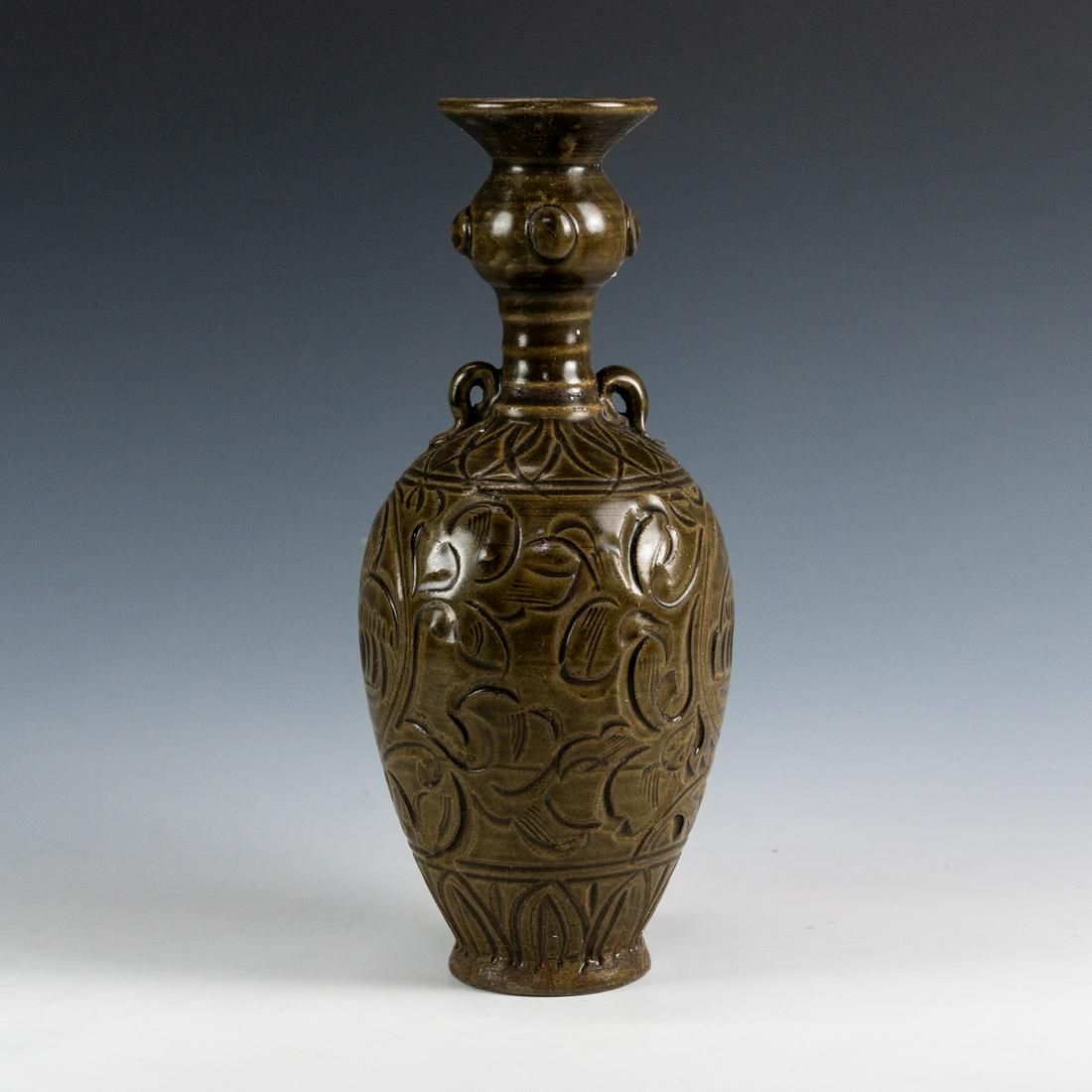 Chinese Yaozhou Suantou Bottle Vase: A Chinese Yaozhou suantou 'garlic' form bottle vase having brown glazed have having incised design. Unmarked