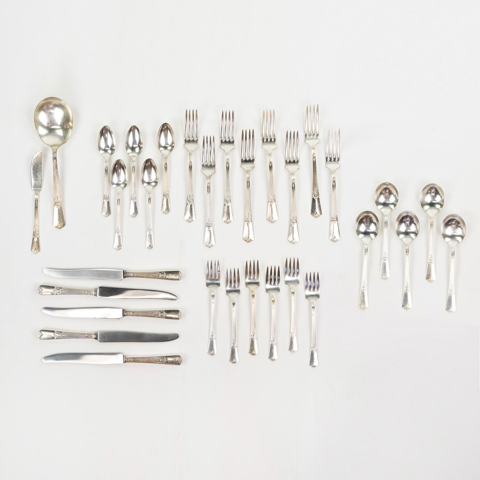 (31) WM Rogers MFG. Co Silverplate Flatware Set (1 of 11)