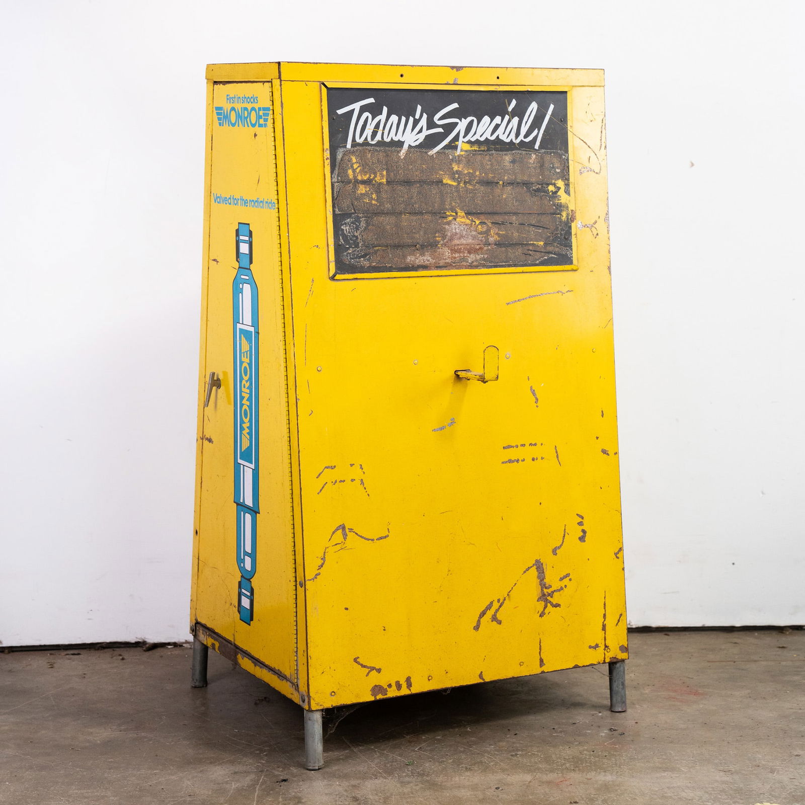 Monroe Struts Steel Advertising Rolling Display Cabinet (1 of 5)