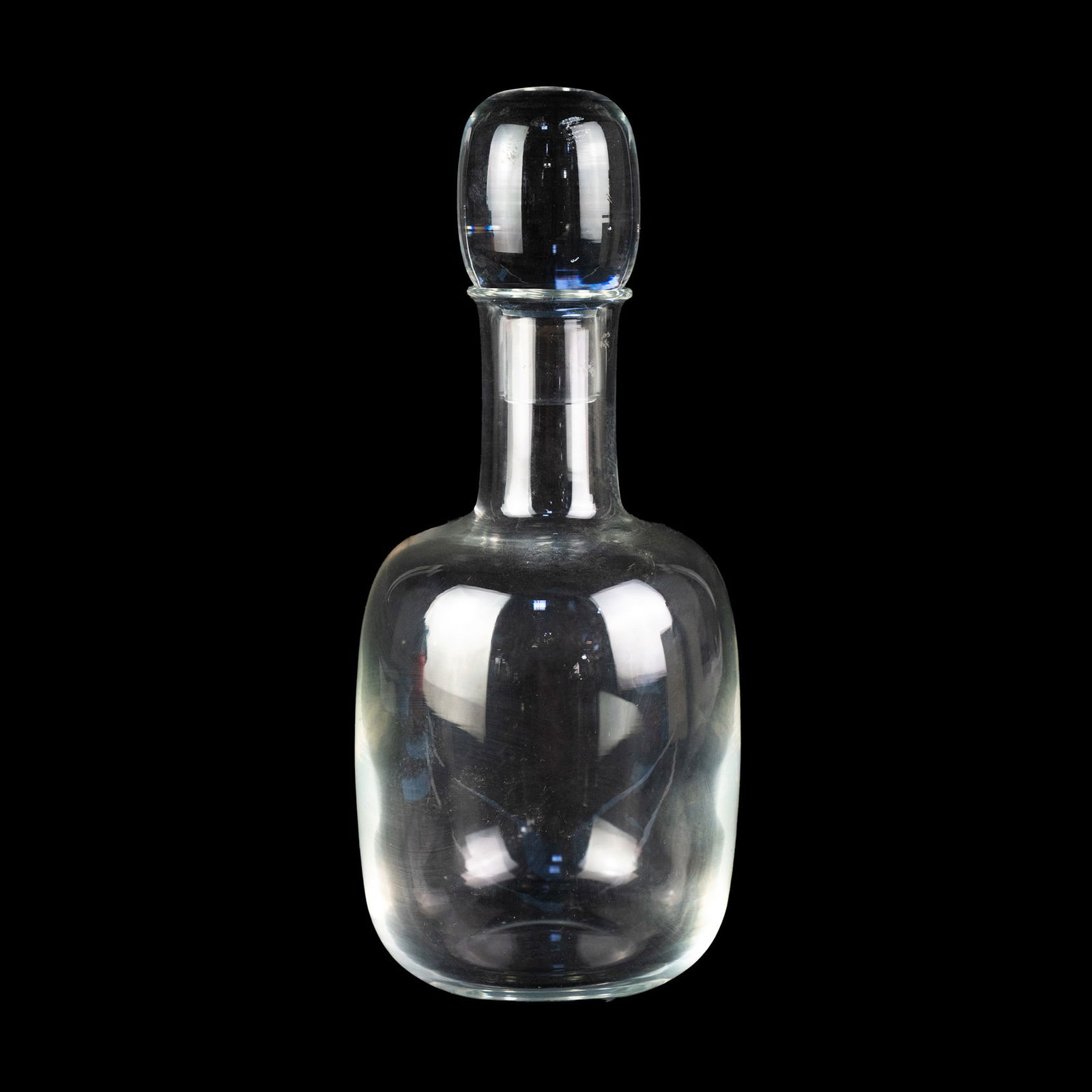 Timo Sarpaneva Jurmo Karahvi Glass Water Carafe: A Timo Sarpaneva Jurmo Karahvi glass water carafe having a bulbous glass stopper. PICK UP The FINAL day to collect items or have them shipped is June 10th. NO exceptions. All pick ups will REQUIRE an