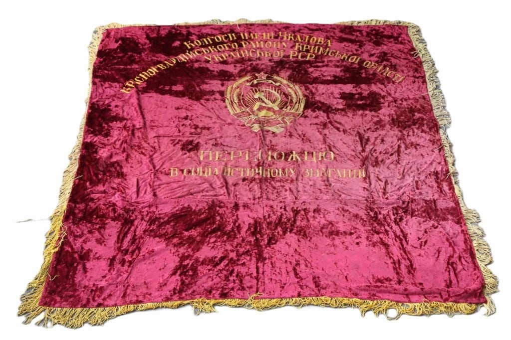 USSR UKRAINIAN TAPESTRY: Ussr Ukrainian tapestry. Note: Each lot in this auction was stored in an active industrial warehouse. Accordingly, lots may exhibit dust and/or surface residue and may benefit from cleaning. Approxima