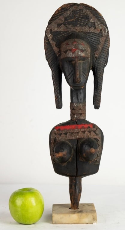 AFRICAN TRIBAL CARVED WOOD SCULPTURE ON MARBLE BAS: African tribal carved wood sculpture on marble base. Note: Each lot in this auction was stored in an active industrial warehouse. Accordingly, lots may exhibit dust and/or surface residue and may bene