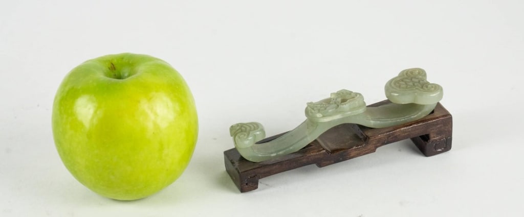 CHINESE JADE RUYI SCEPTER FORM BUCKLE (1 of 5)