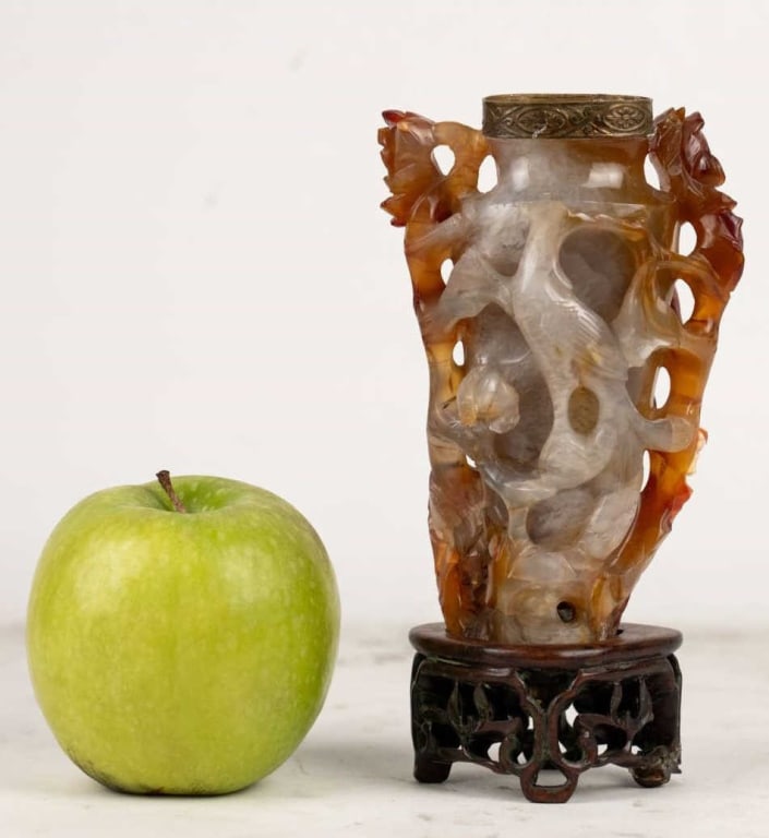 CHINESE CARVED AGATE VASE ON STAND (1 of 6)