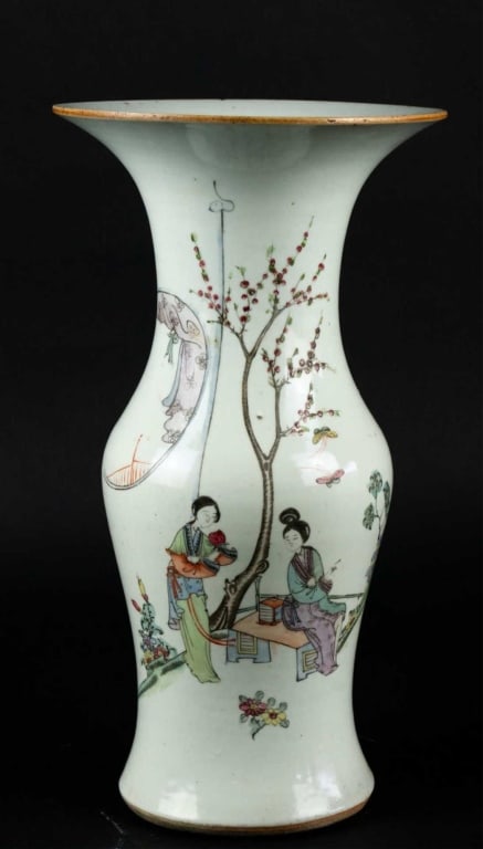 CHINESE REPUBLIC PERIOD ANTIQUE VASE: Chinese republic period antique vase. Note: Each lot in this auction was stored in an active industrial warehouse. Accordingly, lots may exhibit dust and/or surface residue and may benefit from cleani