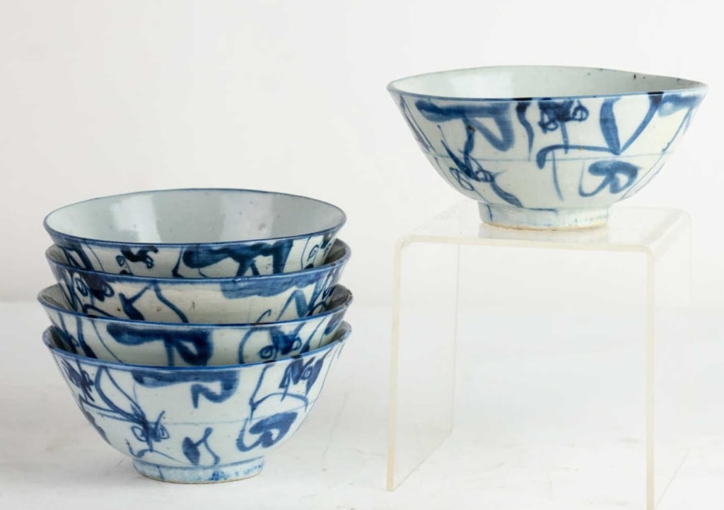 CHINESE SET OF 5 BLUE AND WHITE ANTIQUE BOWLS: Set of 5 Chinese blue and white antique bowls. Note: Each lot in this auction was stored in an active industrial warehouse. Accordingly, lots may exhibit dust and/or surface residue and may benefit fr