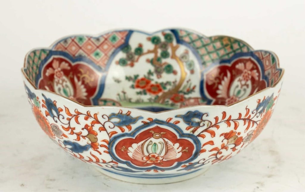 JAPANESE IMARI SCALLOPED CENTER BOWL Gilt decorate: Japanese Imari scalloped center bowl gilt decorated. Note: Each lot in this auction was stored in an active industrial warehouse. Accordingly, lots may exhibit dust and/or surface residue and may bene