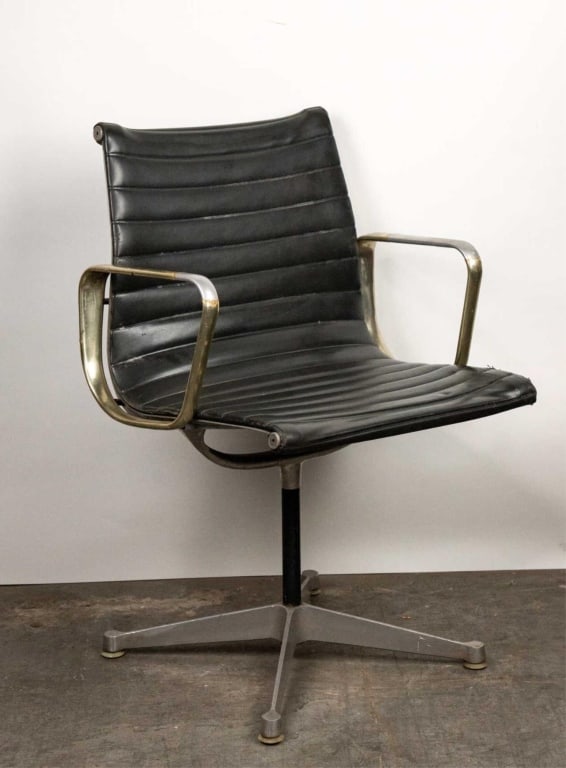 HERMAN MILLER FOR EAMES EXECUTIVE CHAIR: Herman Miller for Eames executive chair. Note: Each lot in this auction was stored in an active industrial warehouse. Accordingly, lots may exhibit dust and/or surface residue and may benefit from cle