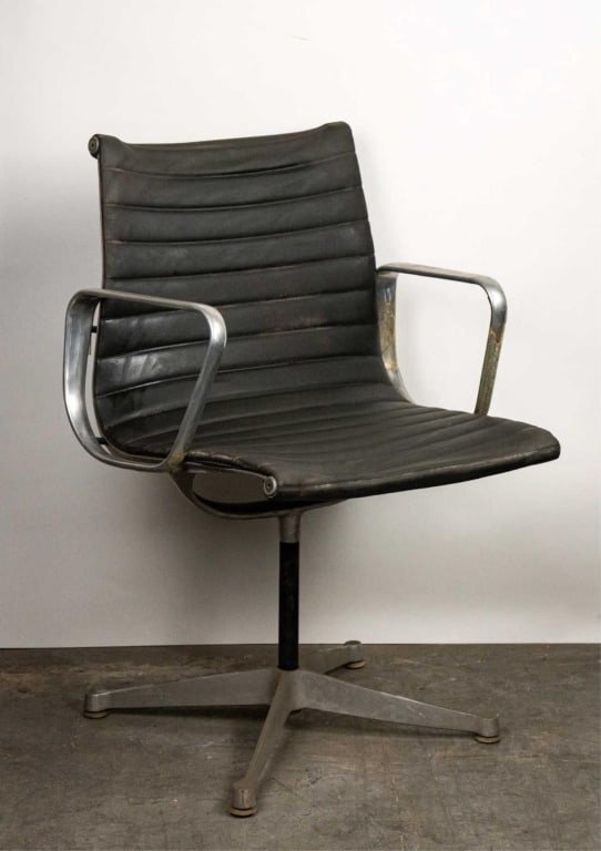 HERMAN MILLER FOR EAMES EXECUTIVE CHAIR: Herman Miller for Eames executive chair. Note: Each lot in this auction was stored in an active industrial warehouse. Accordingly, lots may exhibit dust and/or surface residue and may benefit from cle