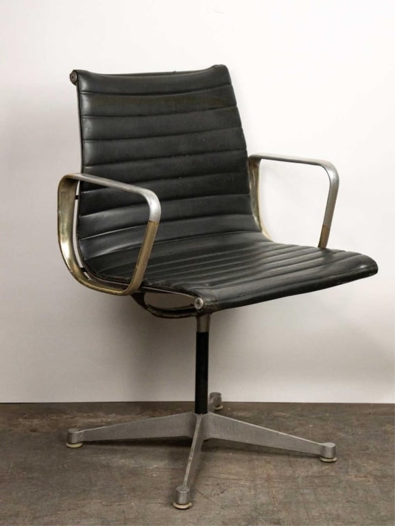 HERMAN MILLER FOR EAMES EXECUTIVE CHAIR: Herman Miller for Eames executive chair. Note: Each lot in this auction was stored in an active industrial warehouse. Accordingly, lots may exhibit dust and/or surface residue and may benefit from cle
