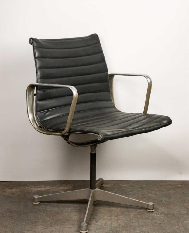 HERMAN MILLER FOR EAMES EXECUTIVE CHAIR: Herman Miller for Eames executive chair. Note: Each lot in this auction was stored in an active industrial warehouse. Accordingly, lots may exhibit dust and/or surface residue and may benefit from cle