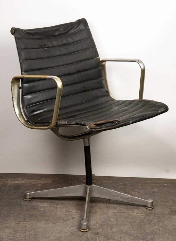 HERMAN MILLER FOR EAMES EXECUTIVE CHAIR: Herman Miller for Eames executive chair. Note: Each lot in this auction was stored in an active industrial warehouse. Accordingly, lots may exhibit dust and/or surface residue and may benefit from cle