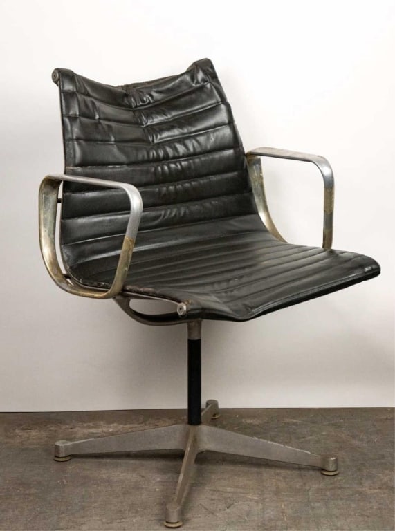 HERMAN MILLER FOR EAMES EXECUTIVE CHAIR: Herman miller for Eames executive chair. Note: Each lot in this auction was stored in an active industrial warehouse. Accordingly, lots may exhibit dust and/or surface residue and may benefit from cle