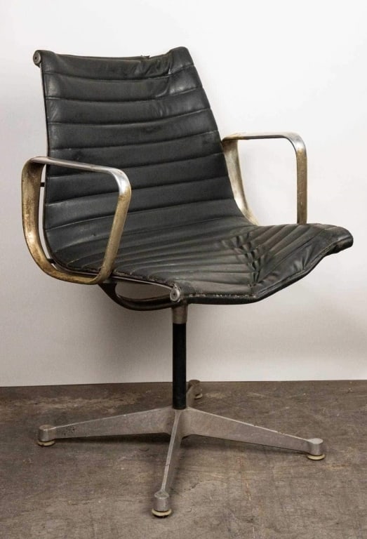 HERMAN MILLER FOR EAMES EXECUTIVE CHAIR: Herman Miller for Eames executive chair. Note: Each lot in this auction was stored in an active industrial warehouse. Accordingly, lots may exhibit dust and/or surface residue and may benefit from cle
