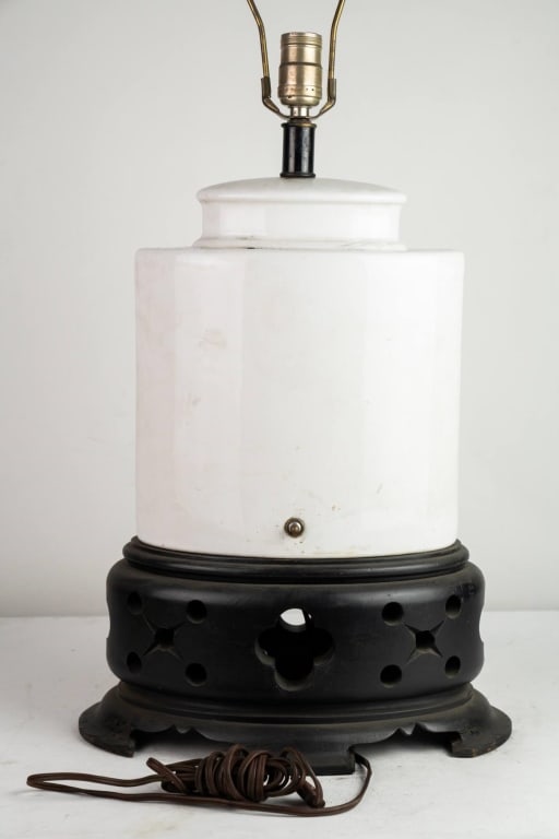 MID CENTURY MODERN CERAMIC LAMP ON WOODEN BASE (1 of 4)