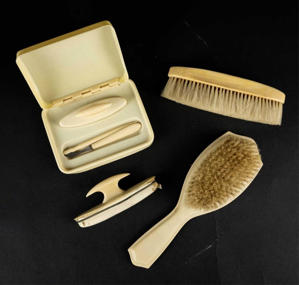 BAKELITE VINTAGE LADIES DRESSING SERVICE: Bakelite vintage ladies dressing service. Note: Each lot in this auction was stored in an active industrial warehouse. Accordingly, lots may exhibit dust and/or surface residue and may benefit from cl