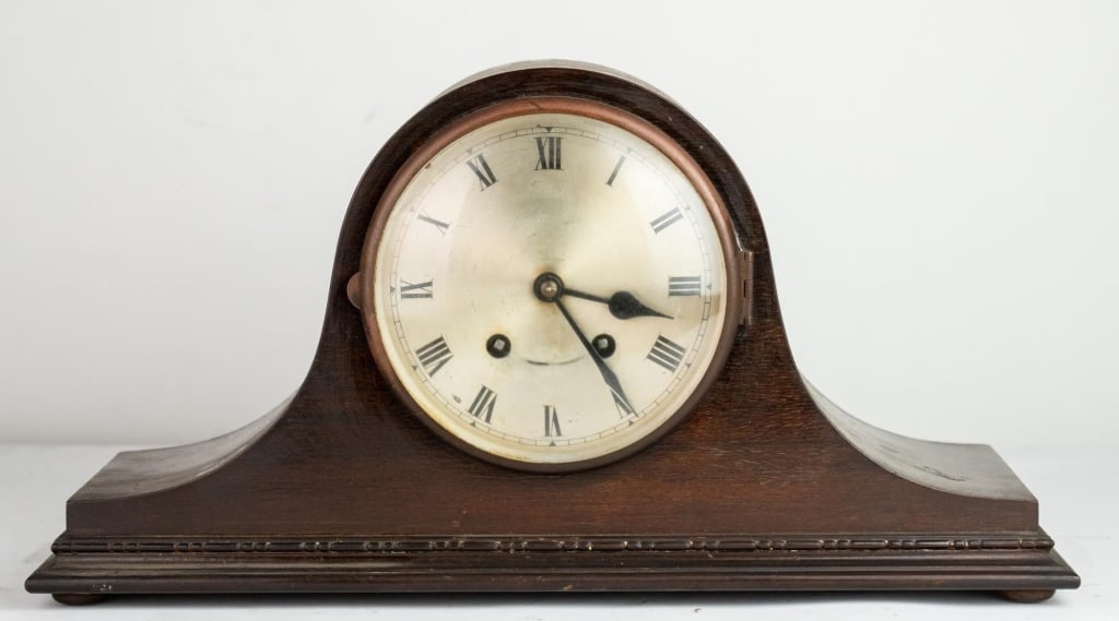 AMERICAN VINTAGE MAHOGANY CASED MANTLE CLOCK (1 of 5)