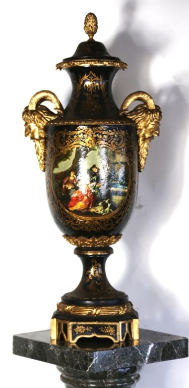 CONTINENTAL DECORATIVE MONUMENTAL PALACE VASE (1 of 7)