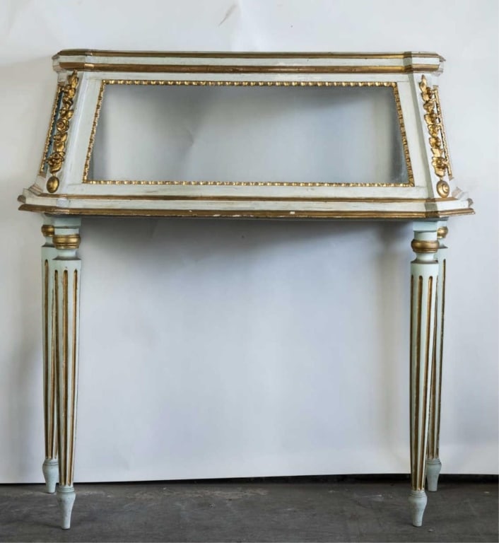 ITALIAN VINTAGE PARCEL-GILT VINTRINE ON STAND: Italian parcel-gilt vitrine on stand. Note: Each lot in this auction was stored in an active industrial warehouse. Accordingly, lots may exhibit dust and/or surface residue and may benefit from cleani