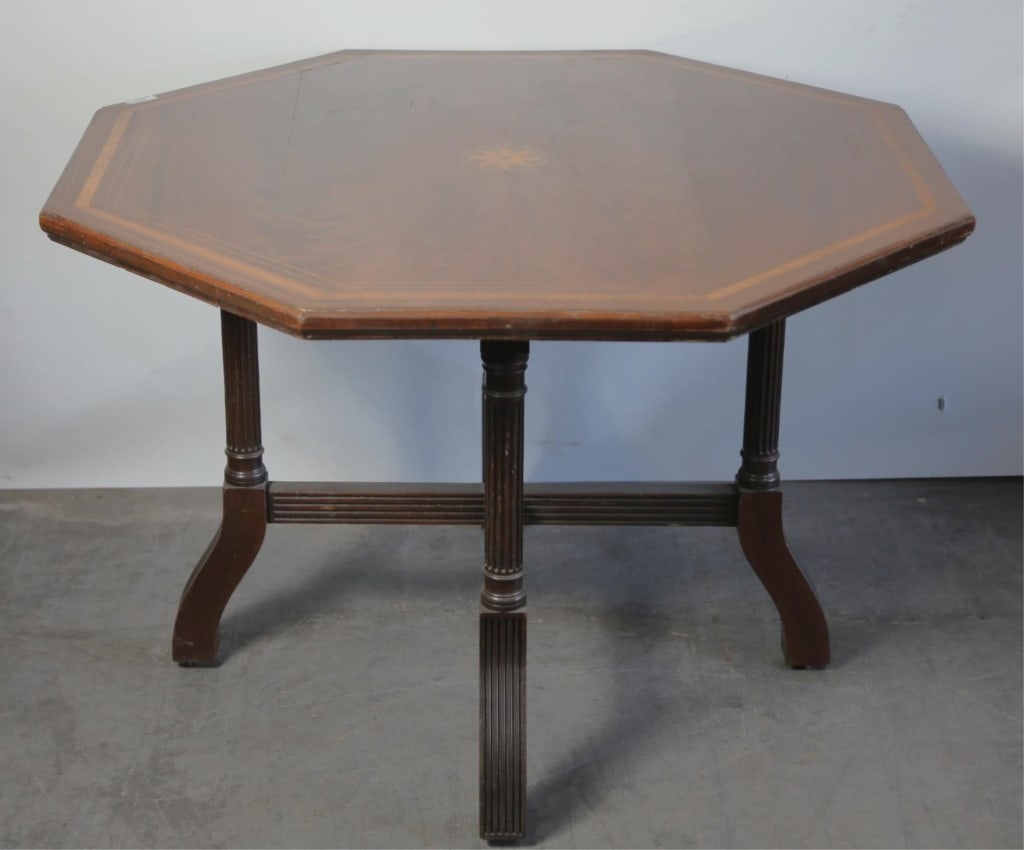 ENGLISH EDWARDIAN SATINWOOD BANDED MAHOGANY TABLE: English Edwardian satinwood banded Mahogany center table. Note: Each lot in this auction was stored in an active industrial warehouse. Accordingly, lots may exhibit dust and/or surface residue and may