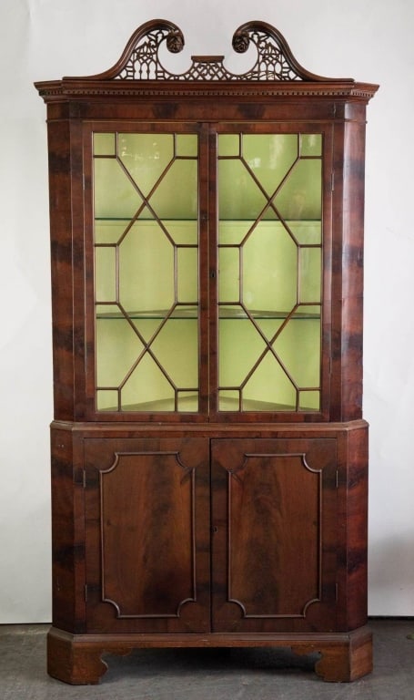 GEORGIAN STYLE MAHOGANY CORNER CABINET: Georgian style Mahogany corner cabinet. Note: Each lot in this auction was stored in an active industrial warehouse. Accordingly, lots may exhibit dust and/or surface residue and may benefit from clea