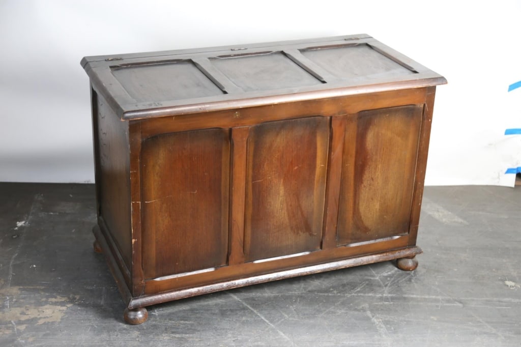 ENGLISH ANTIQUE SETTLE TRUNK: English antique settle trunk. Note: Each lot in this auction was stored in an active industrial warehouse. Accordingly, lots may exhibit dust and/or surface residue and may benefit from cleaning. Appr