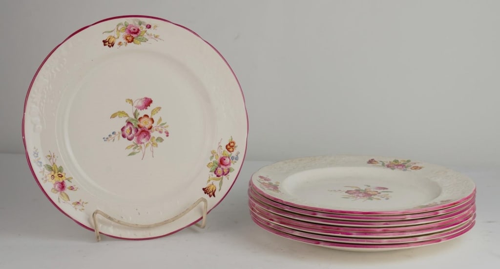COPELAND SPODE 8PC SET OF DINNER PLATES: Copeland Spode 8pc set of dinner plates. Note: Each lot in this auction was stored in an active industrial warehouse. Accordingly, lots may exhibit dust and/or surface residue and may benefit from cle