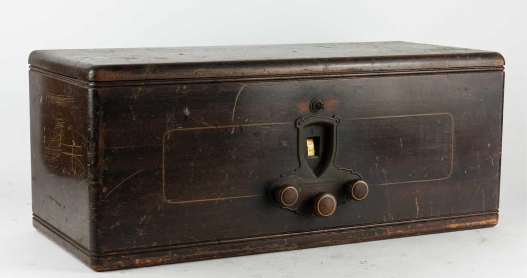 AMERICAN BOSCH MAGNETO CORP. TUBE RADIO (1 of 4)