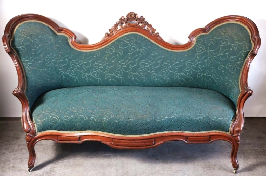 AMERICAN ANTIQUE VICTORIAN WALNUT SOFA (1 of 5)