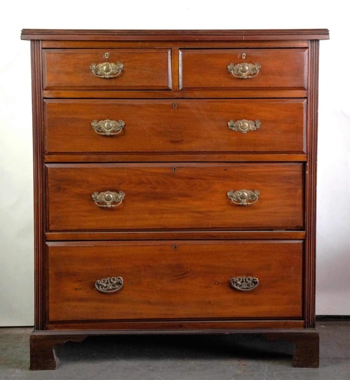 AMERICAN ANTIQUE CHEST OF DRAWERS: American antique chest of drawers. Note: Each lot in this auction was stored in an active industrial warehouse. Accordingly, lots may exhibit dust and/or surface residue and may benefit from cleaning.