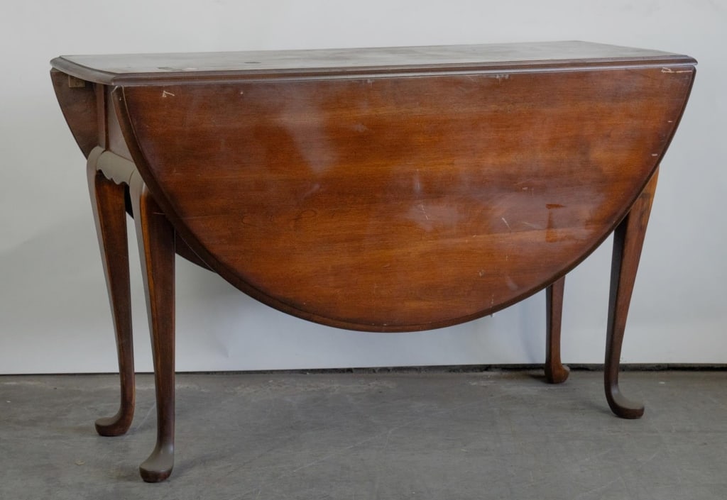 AMERICAN QUEEN ANNE STYLE MAHOGANY DROP-LEAF TABLE (1 of 5)