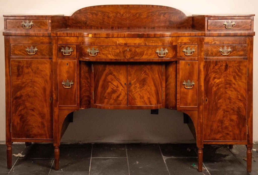 AMERICAN FEDERAL MAHOGANY SIDEBOARD W/ CELLARETTE: American Federal mahogany sideboard with cellarette drawer, matchbook, backsplash, fluted columns, and brass handles. Approximate dimensions: h. 54", w. 76", d. 28" Disclaimer: This is an online court